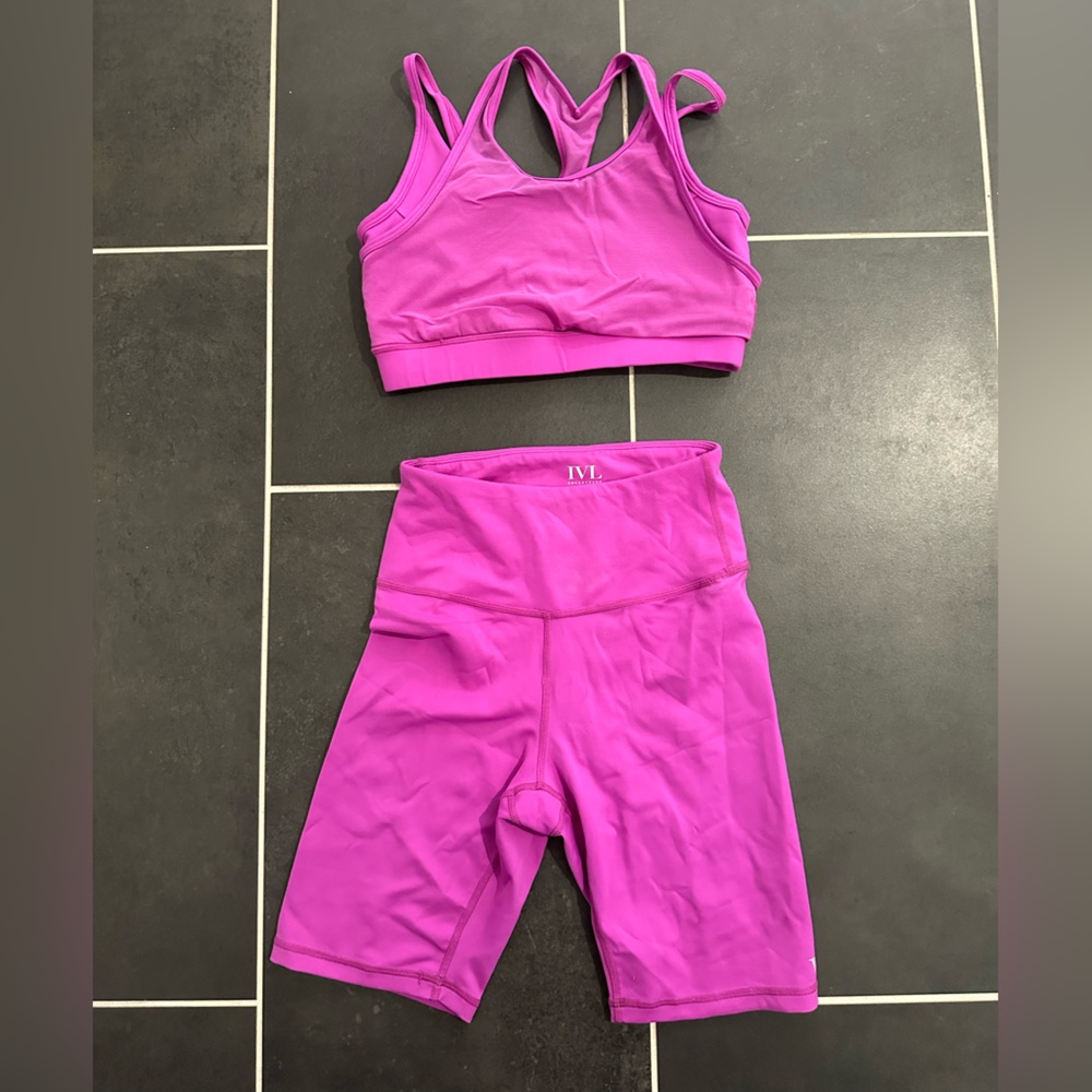 IVL set size 4 top and size 4 bottom. Excellent condition and material